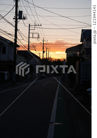 千葉県市川市、市街地シルエット夕焼け 千葉県市川市、市街地シルエット夕焼け 121944141