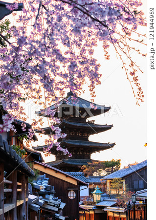 【京都府】夕暮れの法観寺 【京都府】夕暮れの法観寺 121944989