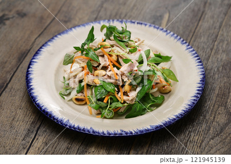 ラオラム入りチキンサラダ、ベトナム料理 121945139