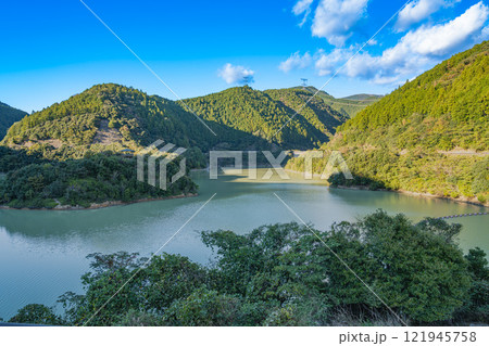 森町の太田川ダムのダム湖(かわせみ湖)の風景(静岡県) 121945758