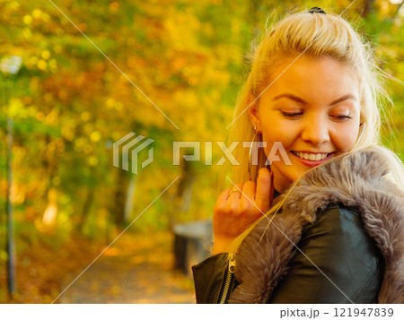 Fashion woman in autumn park 121947839