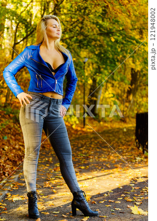 Fashion woman walking in autumn park Fashion woman walking in autumn park 121948002