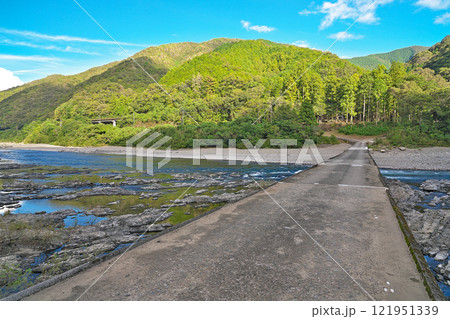 【半家沈下橋 (四万十川)】 高知県四万十市西土佐半家 【半家沈下橋 (四万十川)】 高知県四万十市西土佐半家 121951339