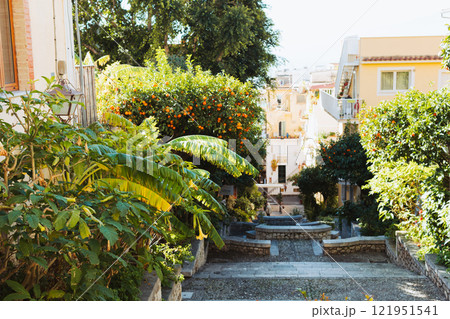 シチリア島の観光地タオルミナ 121951541