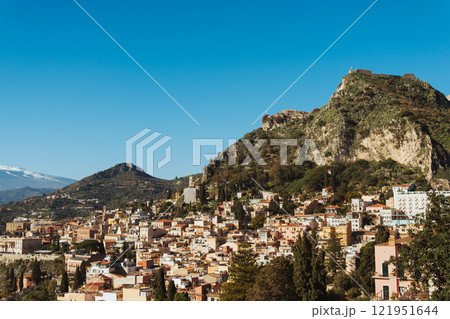 シチリア島タオルミナから見るエトナ山 121951644