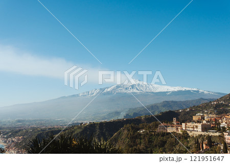 シチリア島タオルミナから見るエトナ山 121951647