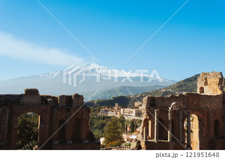 シチリア島タオルミナから見るエトナ山 121951648