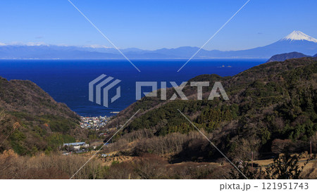 富士山の見える石部の棚田の冬 121951743