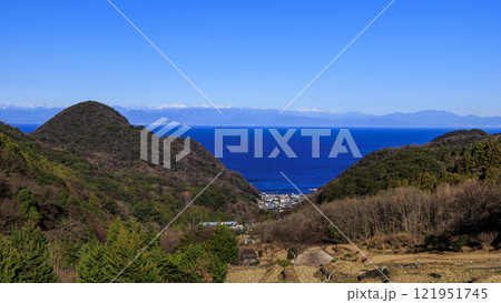 富士山の見える石部の棚田の冬 121951745