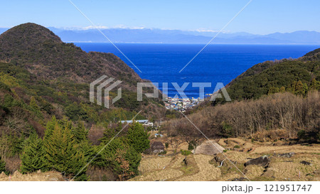 富士山の見える石部の棚田の冬 121951747
