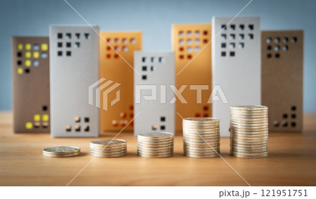 並んだ硬貨と不動産　逓増　資産　投資　税金　相続　ビル　マンション　不動産価格 121951751