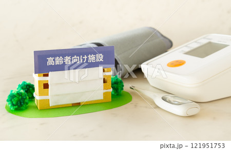 高齢者向け施設での健康管理　施設とマスク、体温計、血圧計 121951753