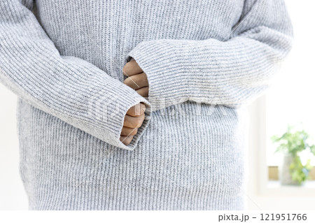 セーターkから指先だけ出した男性の手元(30代、日本人、顔無し) セーターkから指先だけ出した男性の手元(30代、日本人、顔無し) 121951766