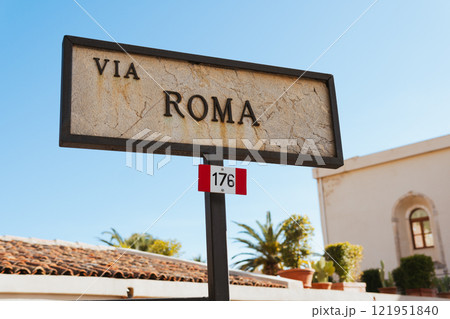 シチリア島のタオルミナの風景 121951840