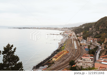 シチリア島のタオルミナの風景 121951848