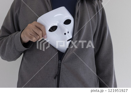 白い仮面を取り出す男性(日本人、30代、顔無し) 白い仮面を取り出す男性(日本人、30代、顔無し) 121951927