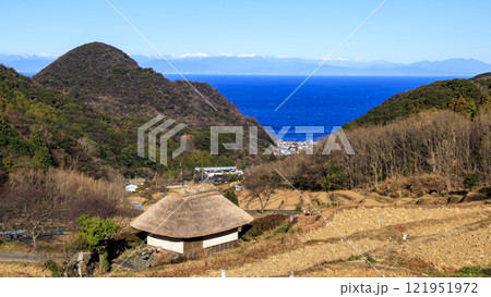 富士山の見える石部の棚田の冬 121951972
