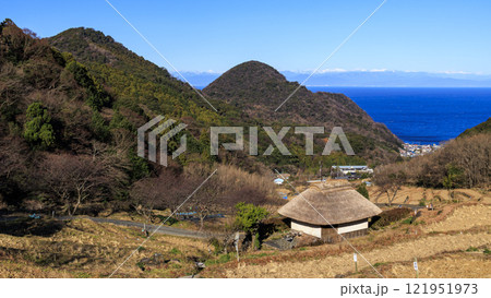 富士山の見える石部の棚田の冬 富士山の見える石部の棚田の冬 121951973