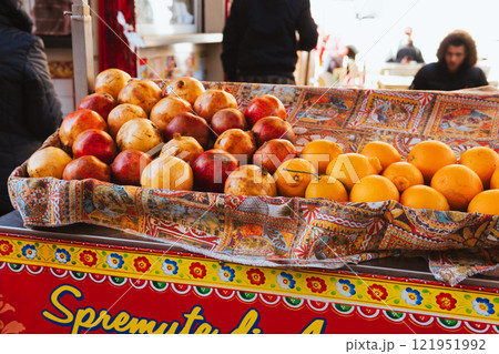 シチリア島のフルーツ市場 121951992