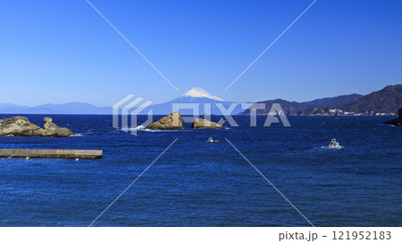 海岸から望む、海越しの冠雪した富士山 121952183