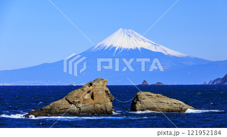 海岸から望む、海越しの冠雪した富士山 海岸から望む、海越しの冠雪した富士山 121952184
