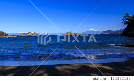 海岸から望む、海越しの冠雪した富士山 121952185