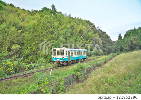 【予土線 (キハ32)】 撮影場所:愛媛県北宇和郡松野町延野々 【予土線 (キハ32)】 撮影場所:愛媛県北宇和郡松野町延野々 121952290