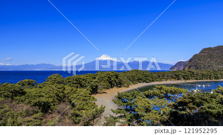 戸田から望む駿河湾と冠雪の山並み 戸田から望む駿河湾と冠雪の山並み 121952295