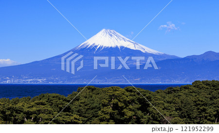 戸田から望む駿河湾と冠雪の山並み 戸田から望む駿河湾と冠雪の山並み 121952299