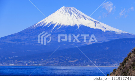 井田から望む、海越しの、冠雪した富士山 121952748