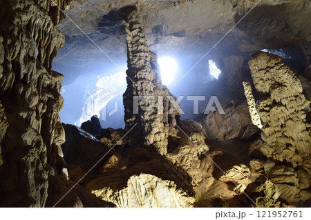 ベトナム ハロン湾のスンソット洞窟 ベトナム ハロン湾のスンソット洞窟 121952761