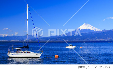 駿河湾から望む富士 121952795