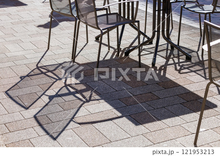 レストランのテーブルと椅子の影 121953213