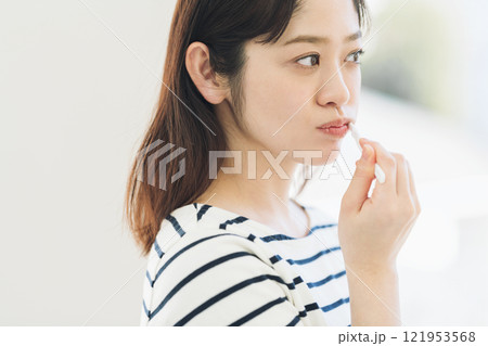 歯磨きをする若い女性 121953568