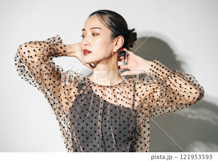 シースルーの服を着た女性のポートレート 121953593