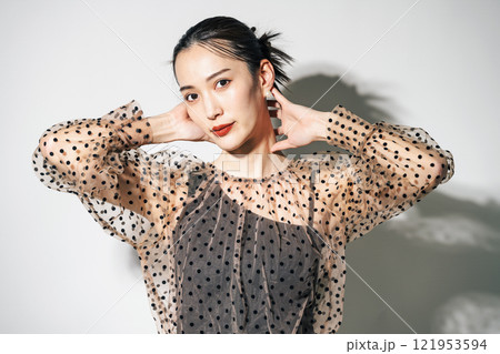 シースルーの服を着た女性のポートレート 121953594