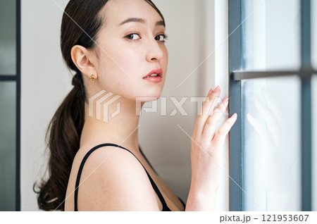 黒のキャミソールを着た若い女性のポートレート 121953607