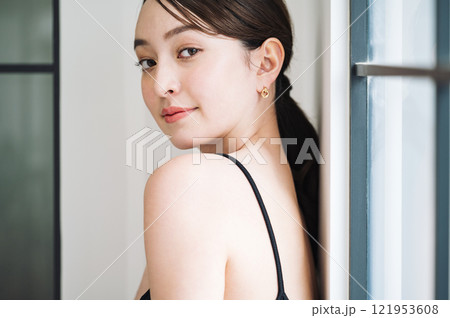 黒のキャミソールを着た若い女性のポートレート 121953608