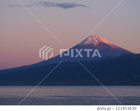 朝日を受け輝き始める冬の富士山(202412090640) 朝日を受け輝き始める冬の富士山(202412090640) 121953630