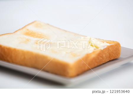マーガリン　食パン　トースト 121953640