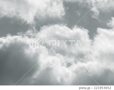 1月の空の白い雲モノクローム200 121953652