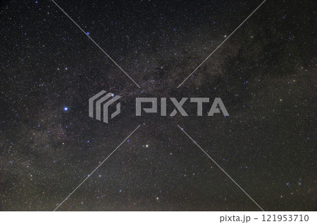 春の星空　天の川と白鳥座 121953710
