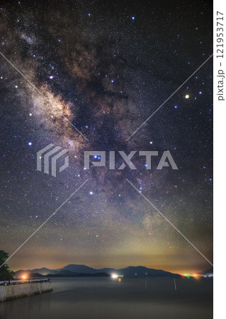 瀬戸内の春の星景 島陰から昇る天の川 瀬戸内の春の星景 島陰から昇る天の川 121953717
