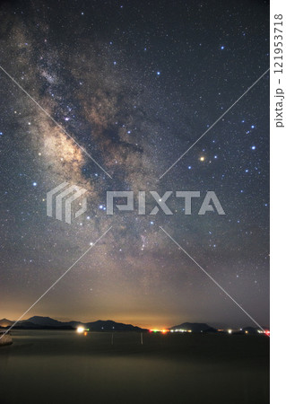 瀬戸内の春の星景　島陰から昇る天の川 121953718