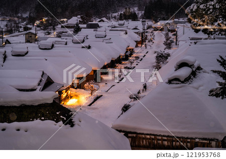 雪が降る大内宿 雪が降る大内宿 121953768