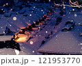 雪が降る大内宿 121953770