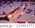 雪が降る大内宿 121953771