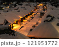雪が降る大内宿 121953772