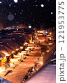 雪が降る大内宿 121953775