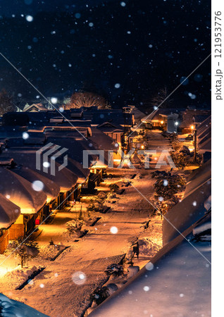 雪が降る大内宿 雪が降る大内宿 121953776